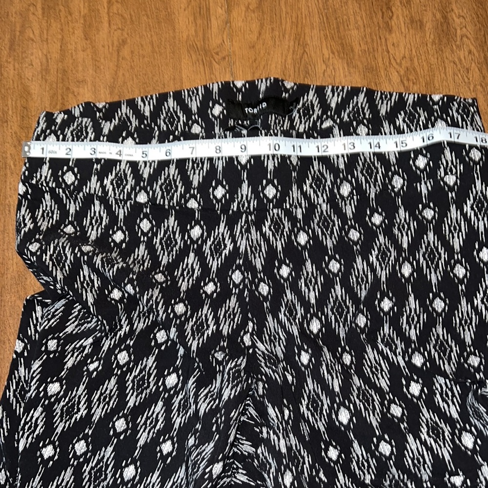 Size 2 Torrid Patterned Capris - Picture 3 of 7